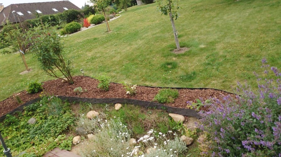 Ratanové palisády oddeľujúce záhon od trávnika