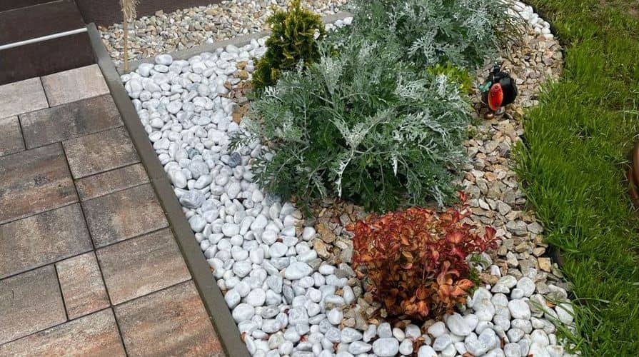 Betónové a plastové obrubníky okolo zamulčovaného záhonu